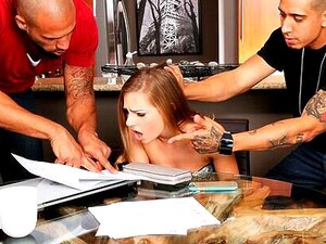 Cette chipie désobéissante se fait dominer par ses colocataires