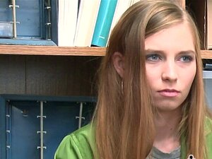 Ava se fait remplir la bouche par la grosse bite dure du flic. La nana