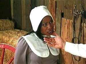 Une nana noire se fait baiser dans le foin !