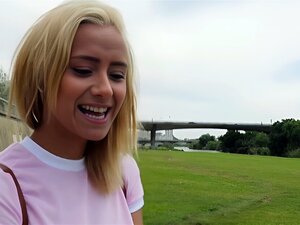 Une mignonne aux cheveux dorés se fait baiser en plein air pour de