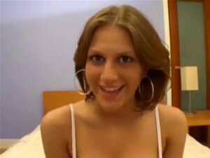Mignonne avec des seins parfaits