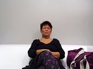 Jolie Brune Mamie Libuse avec un Gros Cul