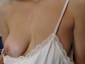 Une blonde chaude cuisine dans la cuisine et montre une blouse basse