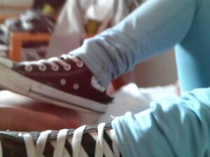 Footjob. Seulement Converse