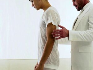 Prêtre musclé SixtyNines avec un garçon missionnaire bien monté