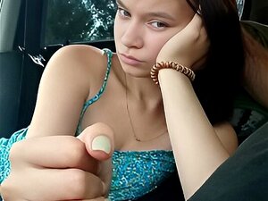 La demi-soeur s'est ennuyée et a sucé ma bite dans la voiture