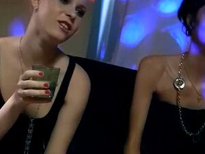 Des étudiants obscènes se font baiser dans le cul lors d'une fête