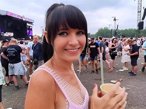 Une Festivalière Baisée Durement en Camping-car!!! Double SPERME à