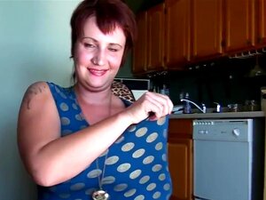 Lucy Lamoore, en surpoids, d'ATKHairy, vous montre son bouton d'amour