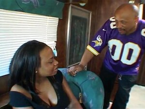 Gros cul noir ramassé à l'arrêt de bus pour une baise anale en RV