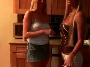 Salope écolière en chaleur baise pour de l'argent 25