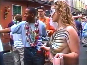 Pornstar en chaleur dans un strip-tease de folie, vidéo xxx blonde.