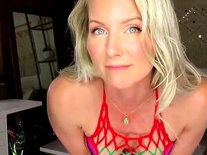 MILF blonde avec de gros seins jouant au porno sans cam