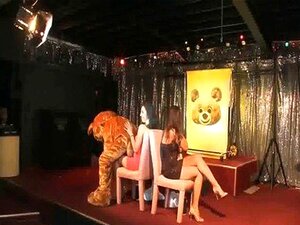 02 putes de fête suçant une bite de strip-teaseuse 243