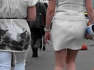 Coquette portant une belle jupe blanche et se fait voyeuriser, Encore