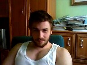 Un mec musclé tchèque montre son gros trou serré en levrette,