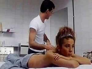 Plongez dans le charme envoûtant de Victoria alors qu'elle séduit et