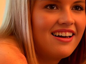 Des étudiantes mignonnes avec de beaux seins se déshabillent pour