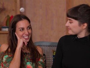 Quatre miels de lesbiennes ont une joie chaude ensemble