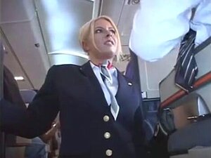 L'hôtesse de l'air blonde, Riley Evans, tripote la trique d'un client