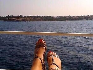 Plongez dans la fantasy ultime de l'île grecque alors que des pieds