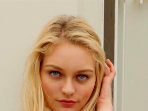 Petite blonde baisée. Petite blonde mignonne se fait baiser et