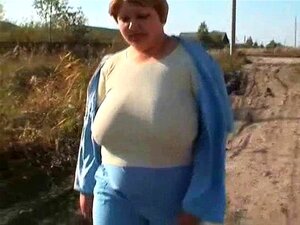 Grosse fille en plein air