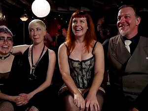 Une mignonne salope anale s'est présentée pour un service à la