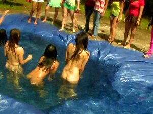 Vrai sport de petites nanas à poil. Vrai sport aquatique de petites