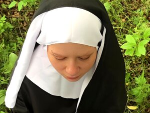 Une Nonne coquine M'amène dans la forêt pour sucer ma Bite