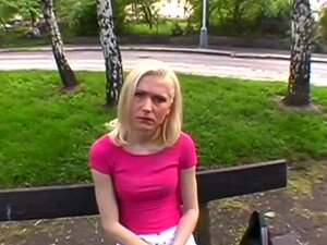 Une bombe découvre sa chatte mouillée en plein air