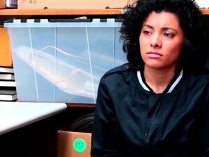 Une mignonne voleuse de latinas se fait baiser brutalement par un flic