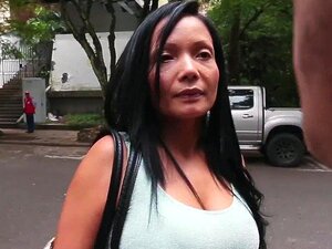 BANGBROS - Le BangBus en Colombie baise une MILF latina au gros cul