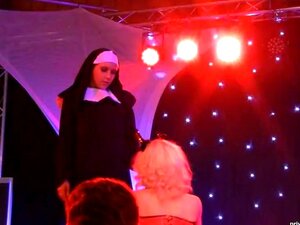 Lena Nitro et Mia Magma montrent un double gode