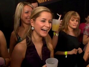 Orgie sexuellement explicite. Des queues pulpeuses sont partagées