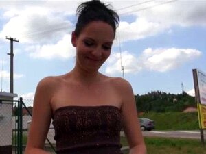 Babe européenne ramassée en jupe. Une babe européenne kinky