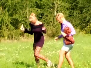 Les belles-belles-filles sales adorent chevaucher la bite avec leurs