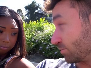 Cette nympho noire aux gros seins sait comment manier une queue bien