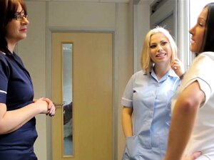 Jeunes infirmières perverses donnent des soins très particuliers à