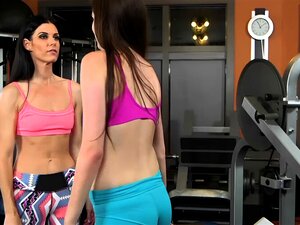 La milf brune tonique India Summer séduit la bombasse brune Bella