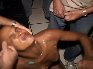 Une salope de groupe couverte de sperme ébène suce et branle des