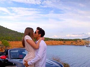 Un couple en train de baiser à Ibiza. Un couple frais et en forme