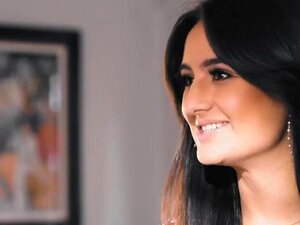 Lesbienne facesitting asiatique s'assoit sur une nana à gros seins