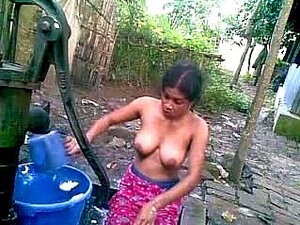 BANGLADESHI - Fille Deshi se baignant en plein air et enregistre