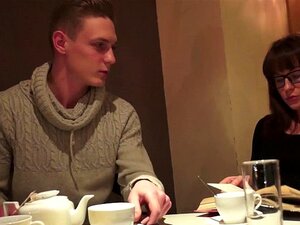 Sexe mignon décontracté - Une étudiante adore l'histoire et le