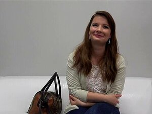 Laissez-vous emporter par le plaisir pur avec Darina et ses