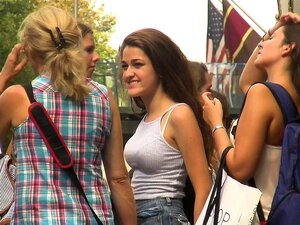 Une brunette coquine se fait mater les fesses en public ! Regardez-la