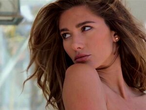 La bombe grande brune Maggie May avec ses énormes faux seins