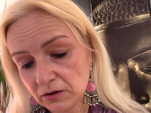 Mamie blonde maigre à la chatte poilue chevauche une grosse bite