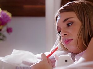 Katie repère sa camarade de classe Maria qui porte un uniforme de